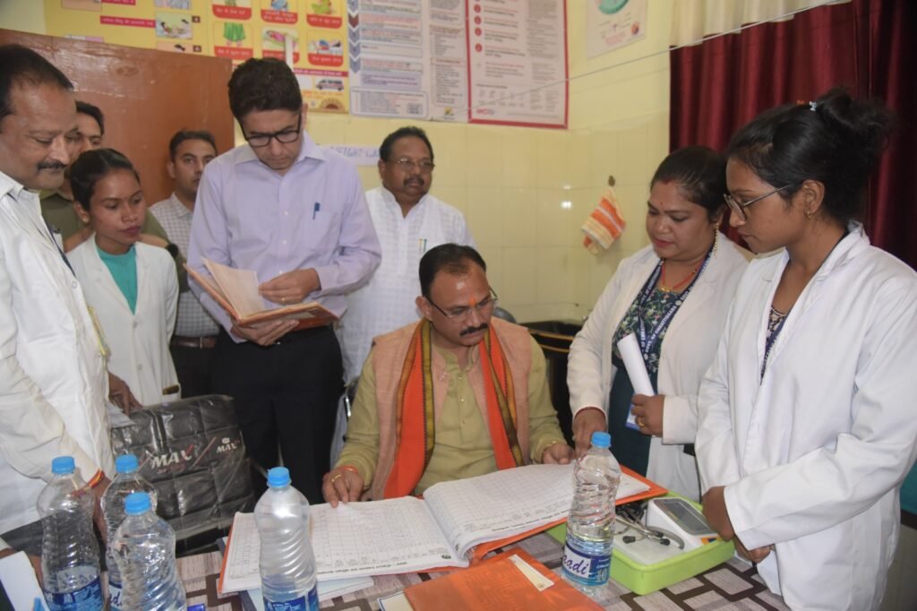 स्वास्थ्य एवं परिवार कल्याण तथा चिकित्सा शिक्षा मंत्री श्याम बिहारी जायसवाल ने विभिन्न स्वास्थ्य केंद्रों का किया निरीक्षण 2 1003457949 स्वास्थ्य एवं परिवार कल्याण तथा चिकित्सा शिक्षा मंत्री श्याम बिहारी जायसवाल ने विभिन्न स्वास्थ्य केंद्रों का किया निरीक्षण