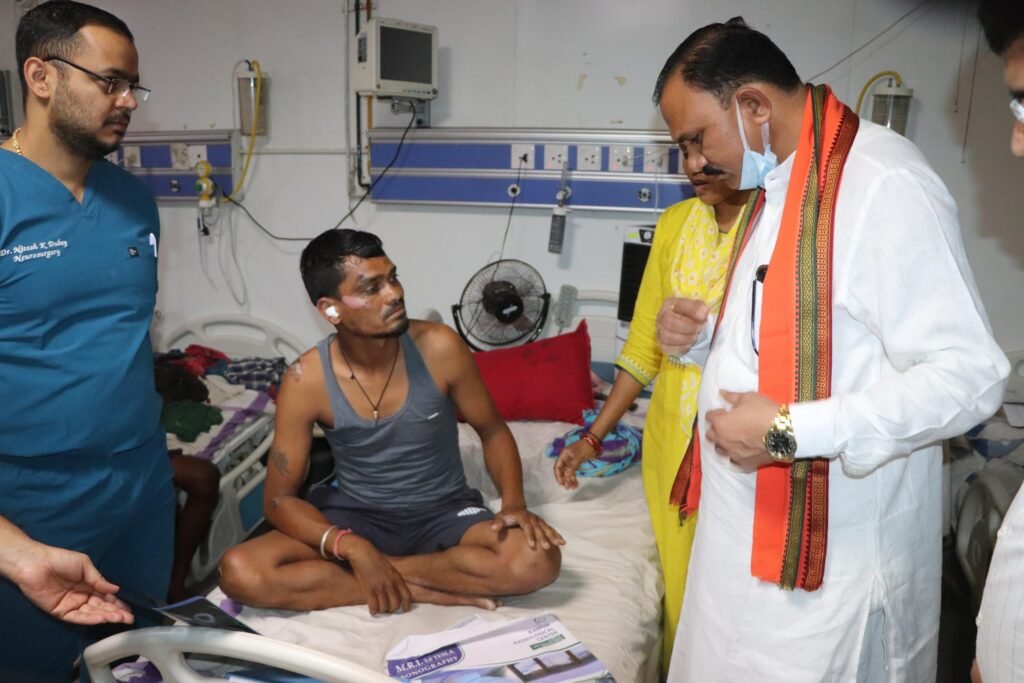 स्वास्थ्य मंत्री श्याम बिहारी जायसवाल ने किया डीकेएस अस्पताल का औचक निरीक्षण 3 1003516930 स्वास्थ्य मंत्री श्याम बिहारी जायसवाल ने किया डीकेएस अस्पताल का औचक निरीक्षण