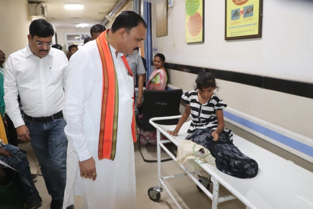स्वास्थ्य मंत्री श्याम बिहारी जायसवाल ने किया डीकेएस अस्पताल का औचक निरीक्षण 2 1003516932 स्वास्थ्य मंत्री श्याम बिहारी जायसवाल ने किया डीकेएस अस्पताल का औचक निरीक्षण