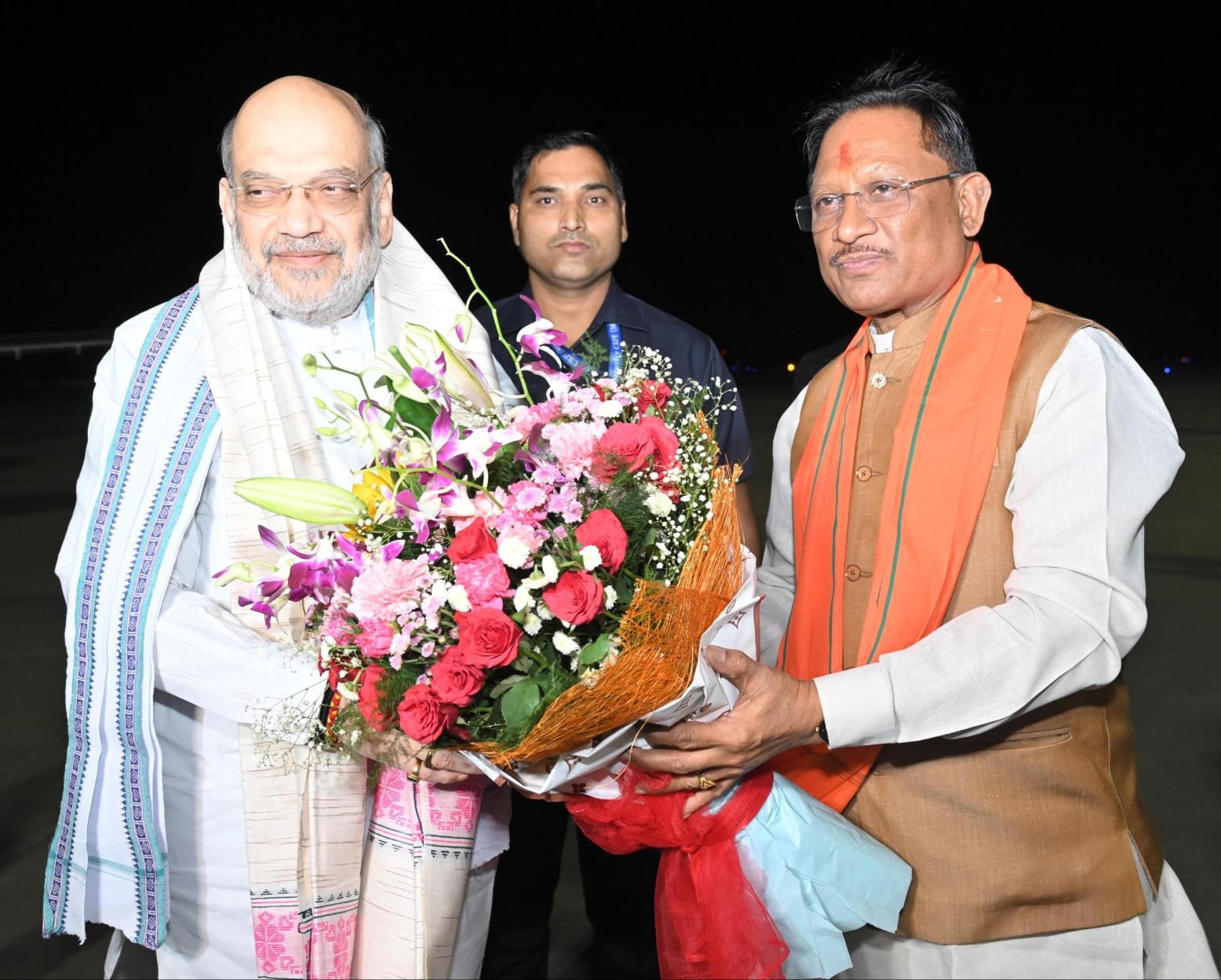 केंद्रीय गृह मंत्री अमित शाह का मुख्यमंत्री विष्णुदेव साय ने स्वामी विवेकानंद विमानतल पर किया आत्मीय स्वागत 1 IMG 20250404 WA1025 केंद्रीय गृह मंत्री अमित शाह का मुख्यमंत्री विष्णुदेव साय ने स्वामी विवेकानंद विमानतल पर किया आत्मीय स्वागत