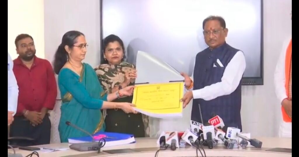10 वी बोर्ड में टॉप करने वाली इशिका बाला जुझ रही ग़भीर बीमारी से खुशी के बीच किसान पिता का छलका दर्द 4 1003633686 10 वी बोर्ड में टॉप करने वाली इशिका बाला जुझ रही ग़भीर बीमारी से खुशी के बीच किसान पिता का छलका दर्द