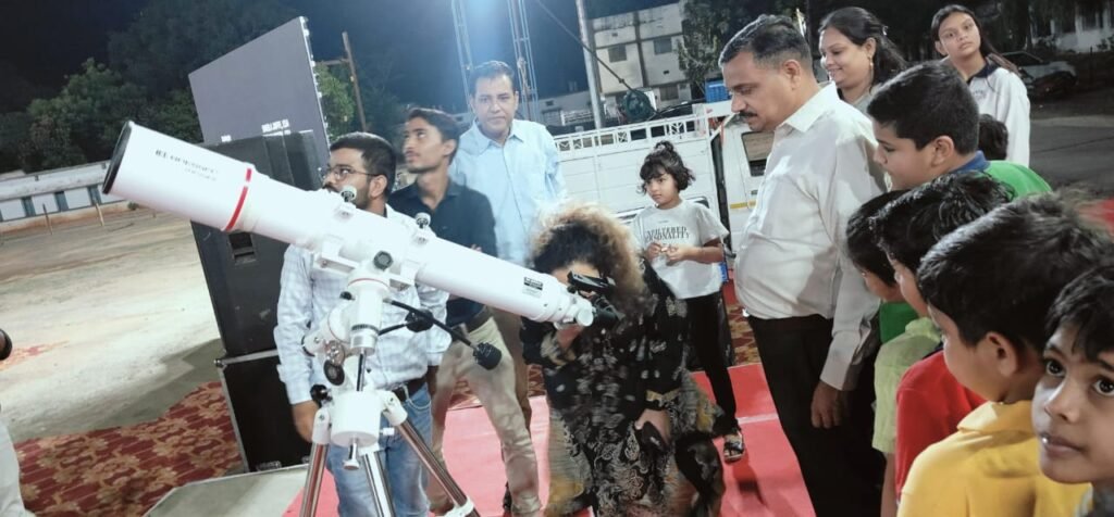 कोरिया में मेगा स्काई वॉचिंग कार्यक्रम का सफल आयोजन,विज्ञान की ओर एक नई उड़ान 2 1003683865 कोरिया में मेगा स्काई वॉचिंग कार्यक्रम का सफल आयोजन,विज्ञान की ओर एक नई उड़ान