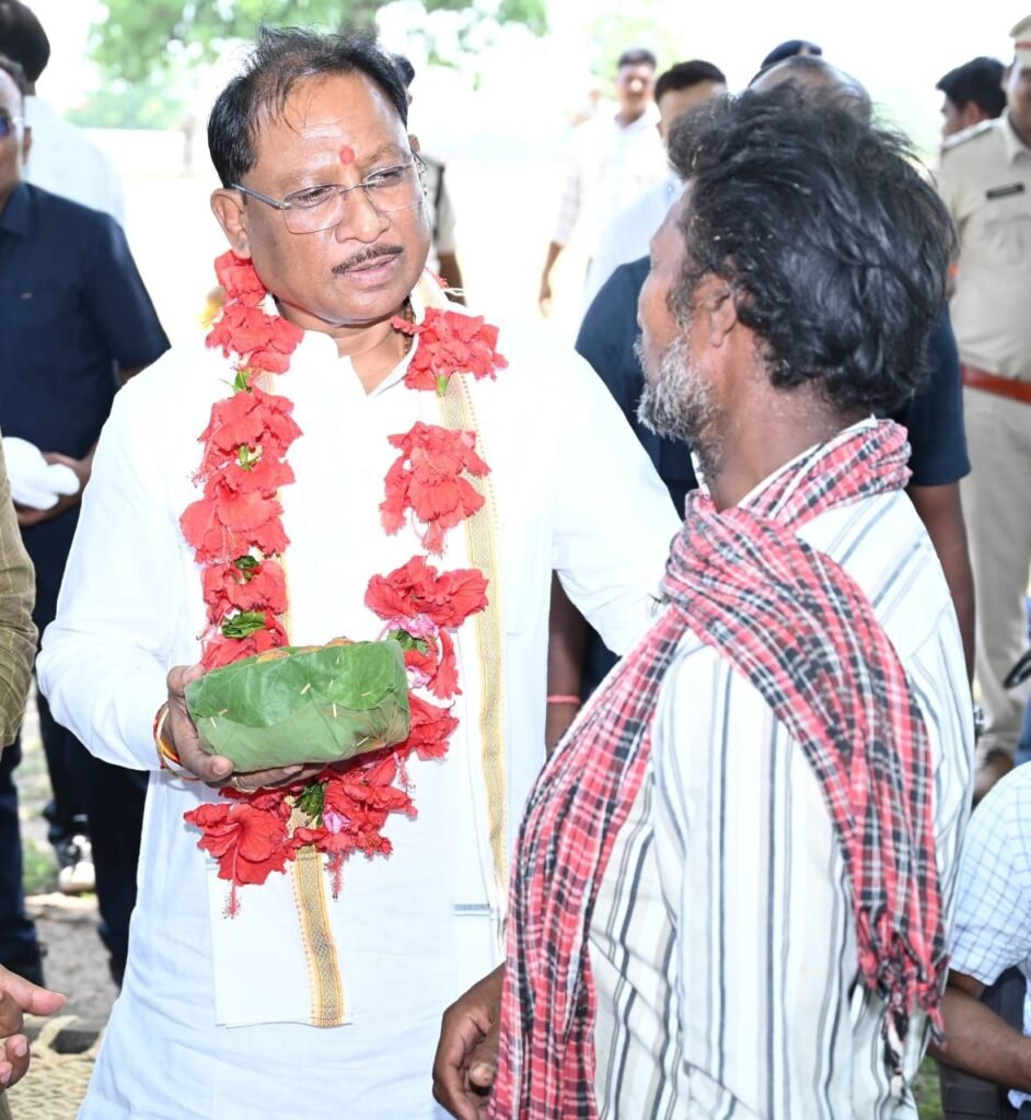 महुआ पेड़ की छांव में सुशासन की चौपाल: चुकतीपानी में मुख्यमंत्री का अचानक दौरा, बैगा समुदाय ने जताया आत्मीय स्वागत 2 1003771597 महुआ पेड़ की छांव में सुशासन की चौपाल: चुकतीपानी में मुख्यमंत्री का अचानक दौरा, बैगा समुदाय ने जताया आत्मीय स्वागत