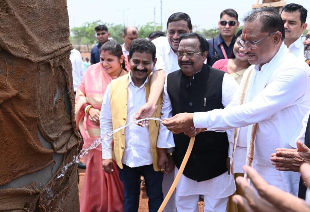 मुख्यमंत्री अचानक पहुंचे अछोटी, निर्माणाधीन महतारी सदन का लिया जायजा, पानी से की तराई 2 1003782253 मुख्यमंत्री अचानक पहुंचे अछोटी, निर्माणाधीन महतारी सदन का लिया जायजा, पानी से की तराई
