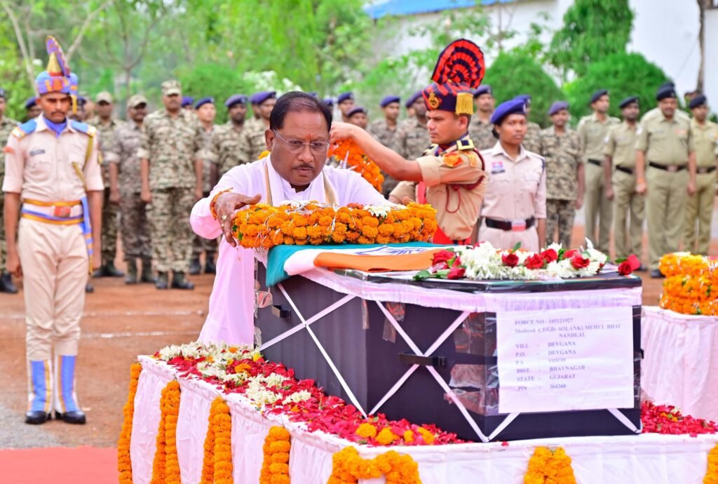 1003814844 मुख्यमंत्री ने नक्सल मुठभेड़ में शहीद जवान मेहुल भाई को दी श्रद्धांजलि,पार्थिव शरीर को कंधा देकर दी अंतिम विदाई