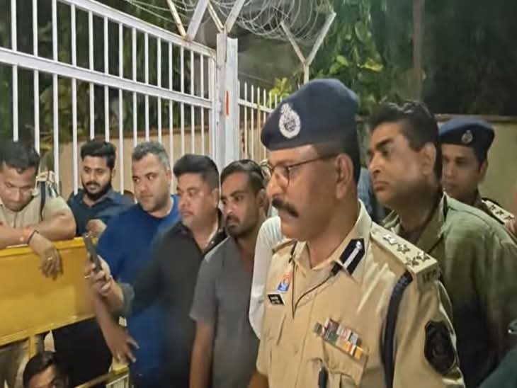 1003848872 मेकाहारा में मीडियाकर्मियों के साथ मारपीट, पत्रकारों ने मुख्यमंत्री निवास में दिया धरना,आरोपी गिरफ्तार