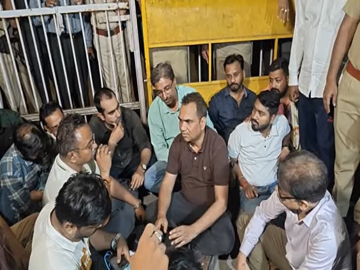 1003848876 मेकाहारा में मीडियाकर्मियों के साथ मारपीट, पत्रकारों ने मुख्यमंत्री निवास में दिया धरना,आरोपी गिरफ्तार