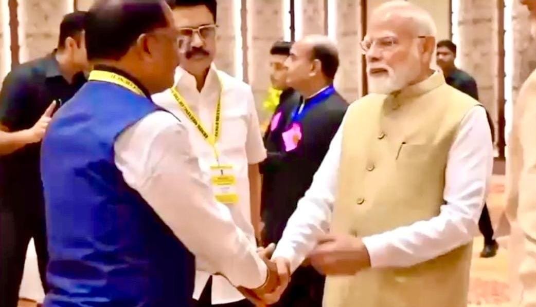 4cc1ba64 dde9 4833 881c dc1ba1e13571 नीति आयोग की बैठक में दिखी आत्मीयता: जब प्रधानमंत्री नरेंद्र मोदी ने मुख्यमंत्री विष्णुदेव साय का थामा हाथ और कहा – छत्तीसगढ़ की बात अभी बाकी है