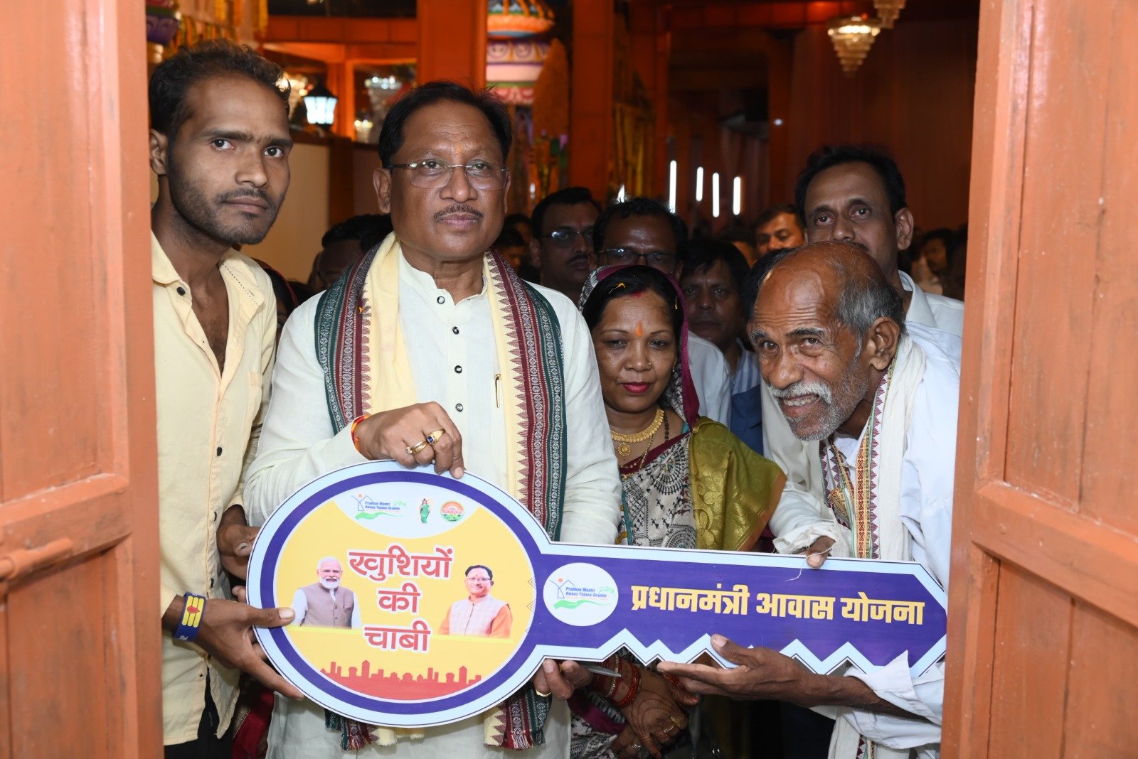 54f420a9 4078 408e b0e2 7d5833c2f8ce मुख्यमंत्री ने दोकड़ा में पीएम आवास योजना के हितग्राही संतु चक्रेस को चाबी देकर गृह प्रवेश कराया