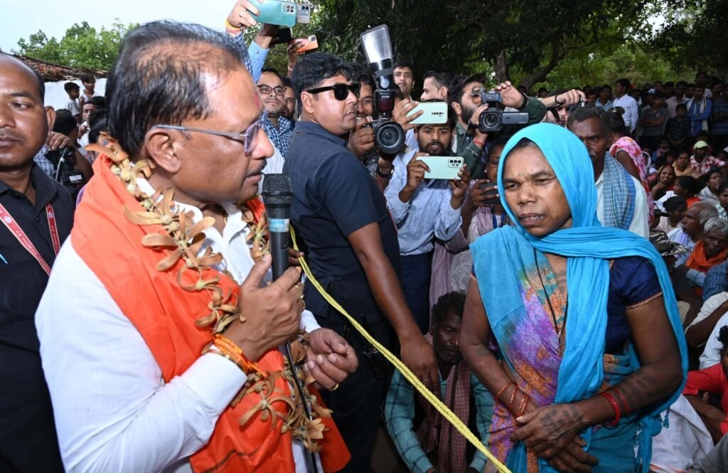 58699438 338d 4e8b 9fc3 3c64caaf547a ग्रामीणों से किया संवाद, सुनी समस्याएं, समाधान के दिए निर्देश