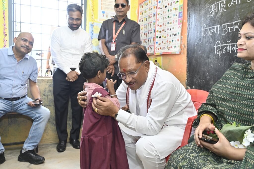 8ee987e5 d7b3 4ee8 b100 d8152f2ebec4 सुशासन तिहार के दौरे पर मुख्यमंत्री अचानक पहुंचे मांदरी गांव के आँगनबाड़ी केंद्र