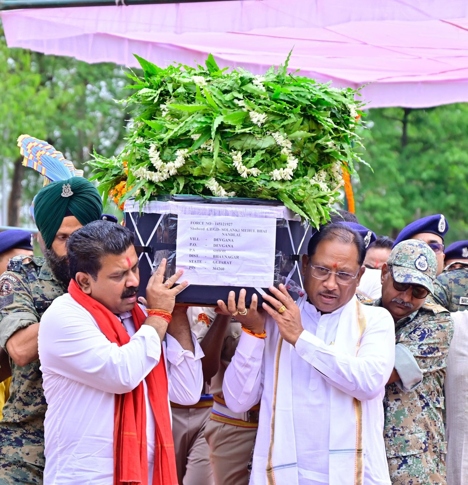IMG 20250523 WA0435 scaled मुख्यमंत्री ने नक्सल मुठभेड़ में शहीद जवान मेहुल भाई को दी श्रद्धांजलि,पार्थिव शरीर को कंधा देकर दी अंतिम विदाई