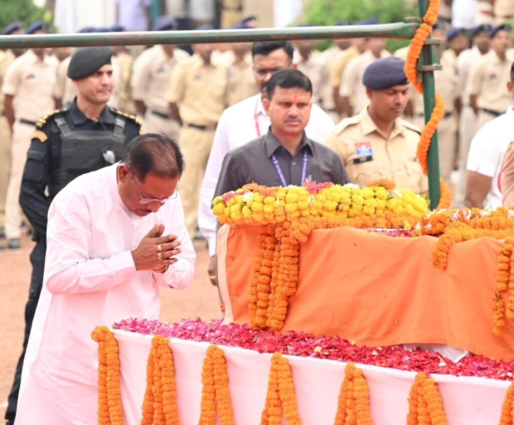 मुख्यमंत्री ने शहीद एएसपी आकाश राव गिरपुंजे को दी श्रद्धांजलि: पार्थिव शरीर को कंधा देकर दी अंतिम विदाई 2 1004023518 मुख्यमंत्री ने शहीद एएसपी आकाश राव गिरपुंजे को दी श्रद्धांजलि: पार्थिव शरीर को कंधा देकर दी अंतिम विदाई