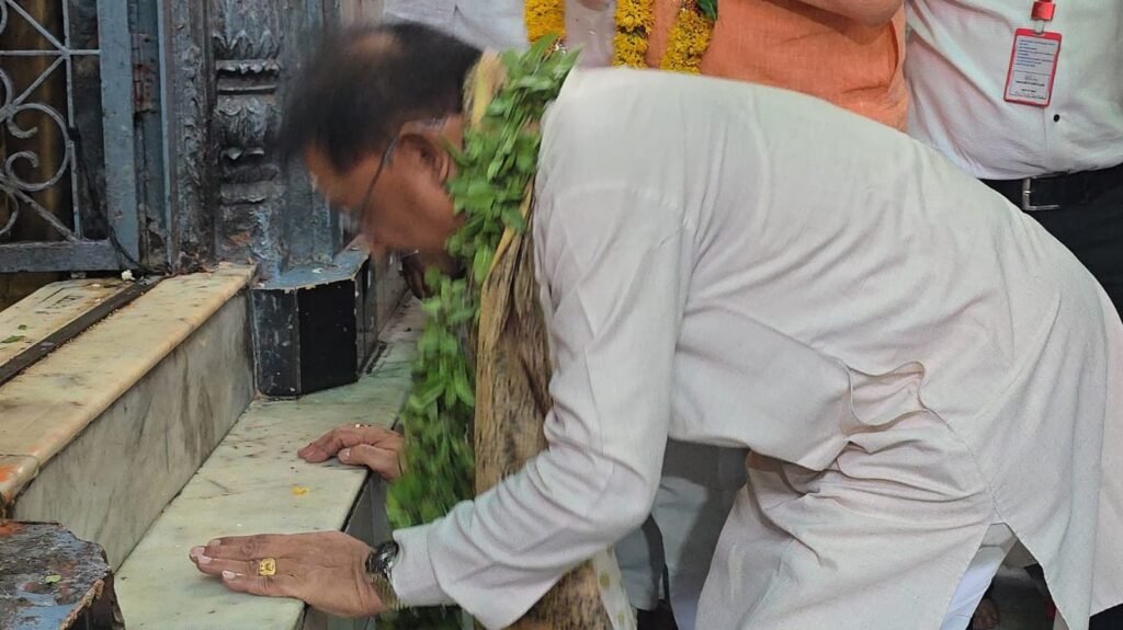 1004177677 'काशी के कोतवाल' श्री काल भैरव के दरबार में मुख्यमंत्री विष्णुदेव साय ने की पूजा-अर्चना