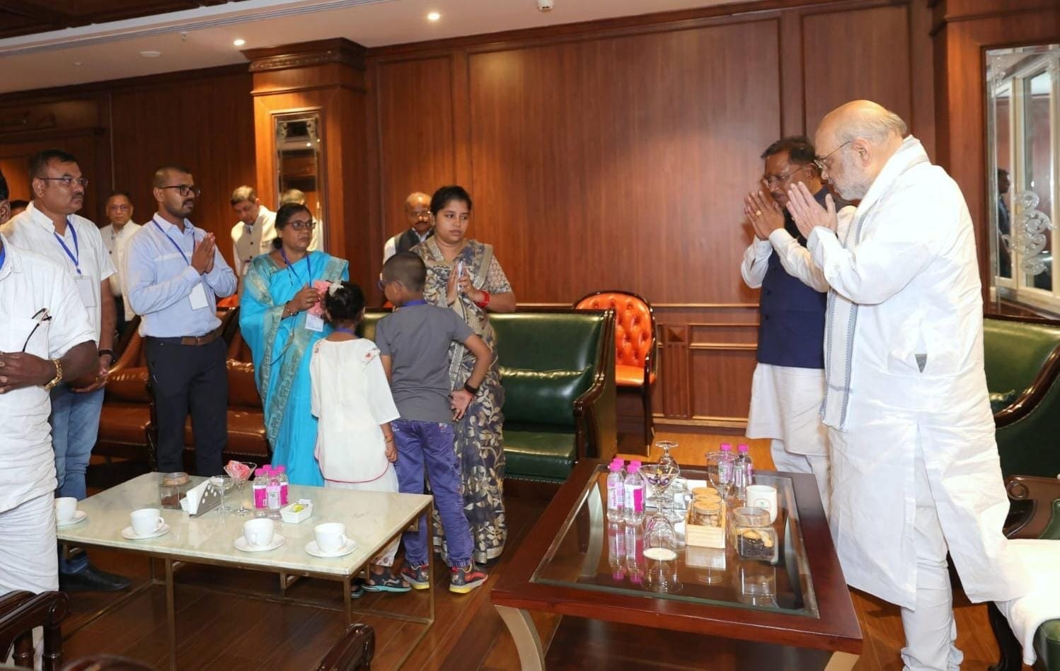 शहादत को नमन: केंद्रीय गृह मंत्री अमित शाह ने शहीद आकाश राव गिरिपुंजे के परिजनों से की मुलाकात 1 988e39f5 58e9 43ec 9cf6 3fa4e605491e शहादत को नमन: केंद्रीय गृह मंत्री अमित शाह ने शहीद आकाश राव गिरिपुंजे के परिजनों से की मुलाकात