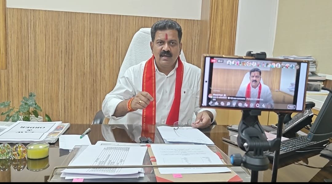 तियानमेन चौक से बस्तर तक – माओवाद की लाल छाया पर उपमुख्यमंत्री विजय शर्मा ने लाइव के माध्यम से दी जानकारी 1 IMG 20250604 WA0774 तियानमेन चौक से बस्तर तक – माओवाद की लाल छाया पर उपमुख्यमंत्री विजय शर्मा ने लाइव के माध्यम से दी जानकारी