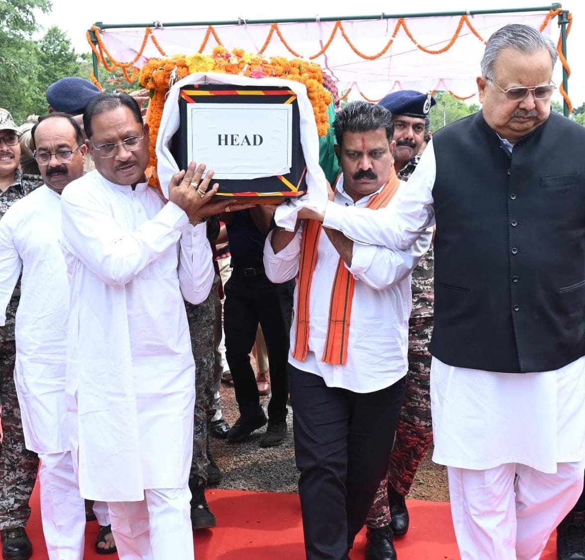 मुख्यमंत्री ने शहीद एएसपी आकाश राव गिरपुंजे को दी श्रद्धांजलि: पार्थिव शरीर को कंधा देकर दी अंतिम विदाई 1 IMG 20250610 WA0436 मुख्यमंत्री ने शहीद एएसपी आकाश राव गिरपुंजे को दी श्रद्धांजलि: पार्थिव शरीर को कंधा देकर दी अंतिम विदाई