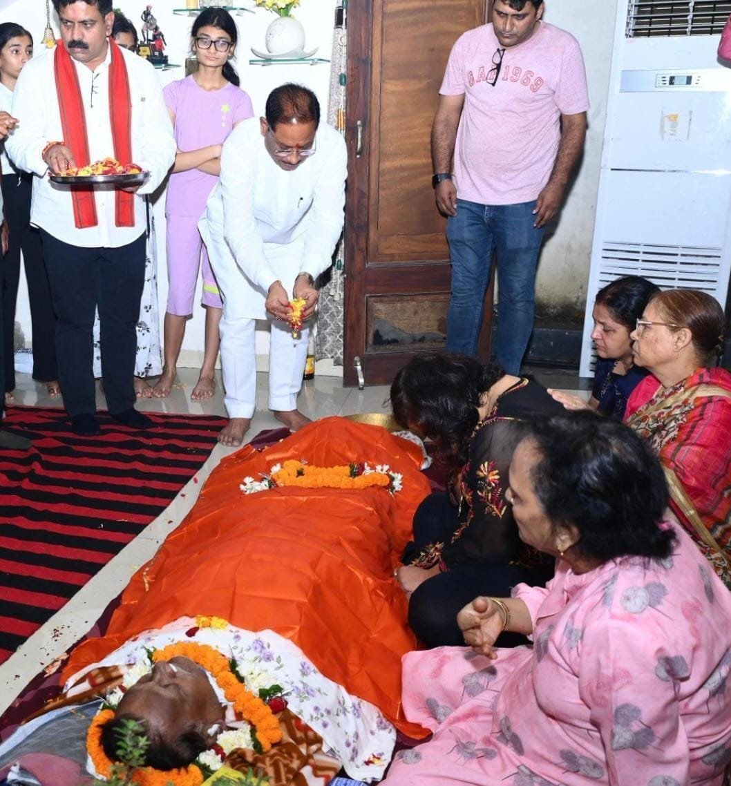 मुख्यमंत्री विष्णु देव साय ने पद्मश्री डॉ. सुरेंद्र दुबे को दी श्रद्धांजलि, शोक-संतप्त परिवार के प्रति की संवेदना व्यक्त 1 IMG 20250626 WA0919 मुख्यमंत्री विष्णु देव साय ने पद्मश्री डॉ. सुरेंद्र दुबे को दी श्रद्धांजलि, शोक-संतप्त परिवार के प्रति की संवेदना व्यक्त