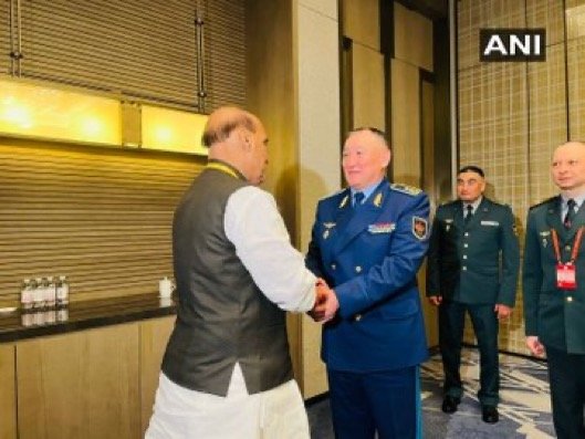 रक्षा मंत्री राजनाथ सिंह ने चीन के SCO बैठक में कजाकिस्तान के रक्षा मंत्री से की मुलाकात 2 IMG 6250 रक्षा मंत्री राजनाथ सिंह ने चीन के SCO बैठक में कजाकिस्तान के रक्षा मंत्री से की मुलाकात