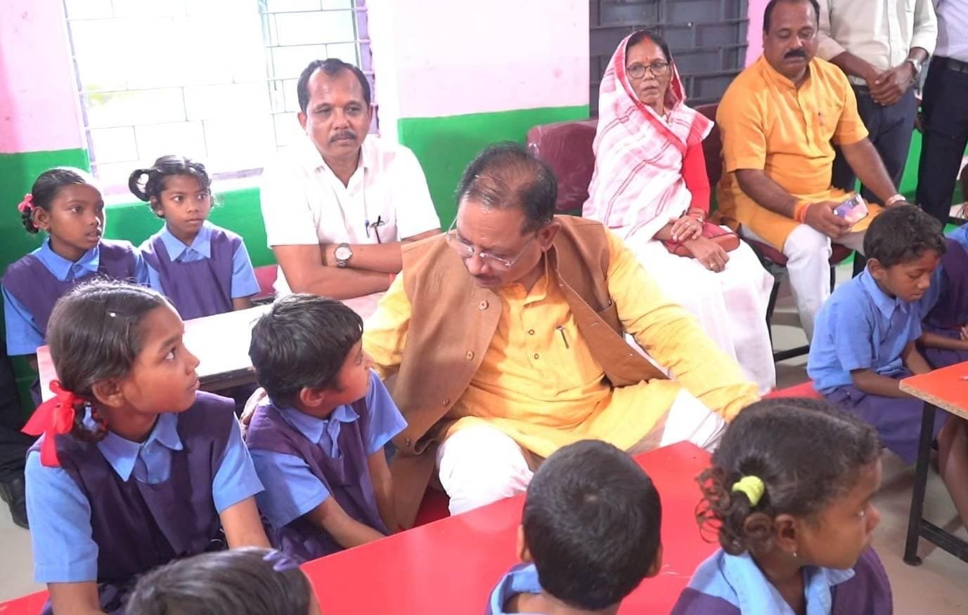 “पढ़ाई ठीक से करना है न… मोबाइल ज्यादा नहीं देखना” - मुख्यमंत्री साय नन्हें बच्चों के बीच बैठकर स्मार्ट क्लास-रूम से हुए रू-ब-रू 1 c3a14e45 1264 4b25 bcf4 62a33c281755 “पढ़ाई ठीक से करना है न… मोबाइल ज्यादा नहीं देखना” - मुख्यमंत्री साय नन्हें बच्चों के बीच बैठकर स्मार्ट क्लास-रूम से हुए रू-ब-रू