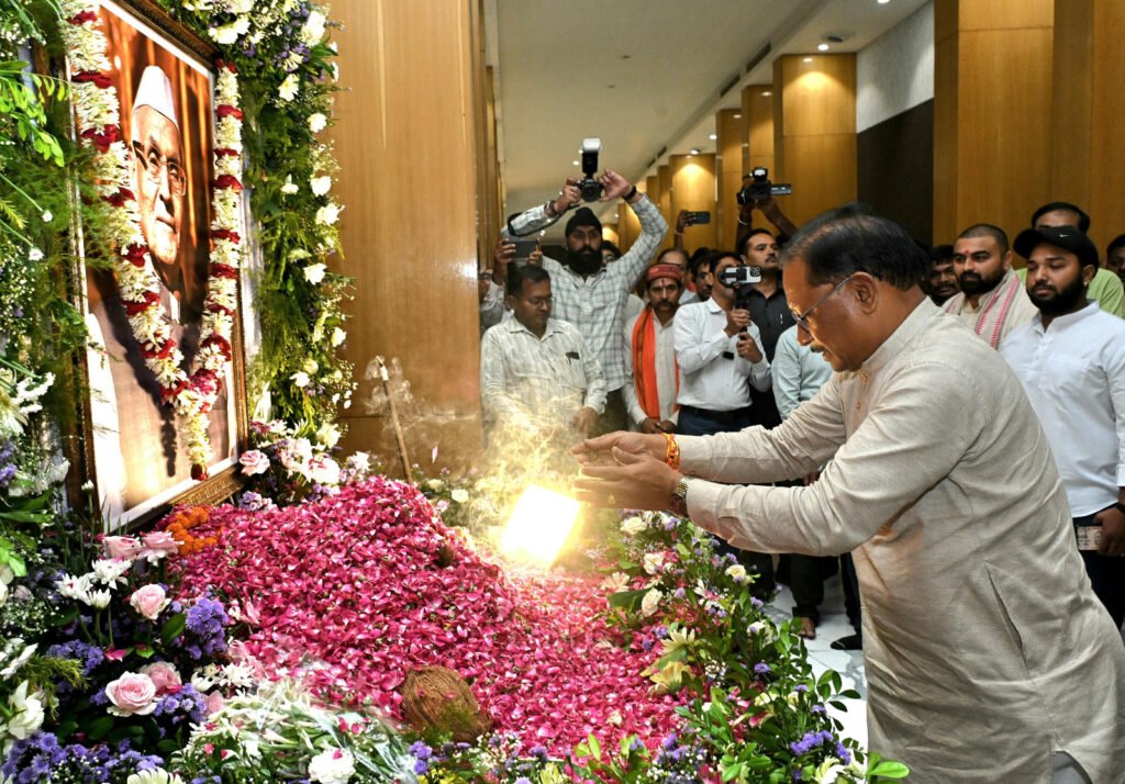 मुख्यमंत्री विष्णु देव साय स्वर्गीय रामजीलाल अग्रवाल के शांति मिलन कार्यक्रम में शामिल हुए 3 c922e4ad c709 41b4 954d 6cffc54a7fbe मुख्यमंत्री विष्णु देव साय स्वर्गीय रामजीलाल अग्रवाल के शांति मिलन कार्यक्रम में शामिल हुए