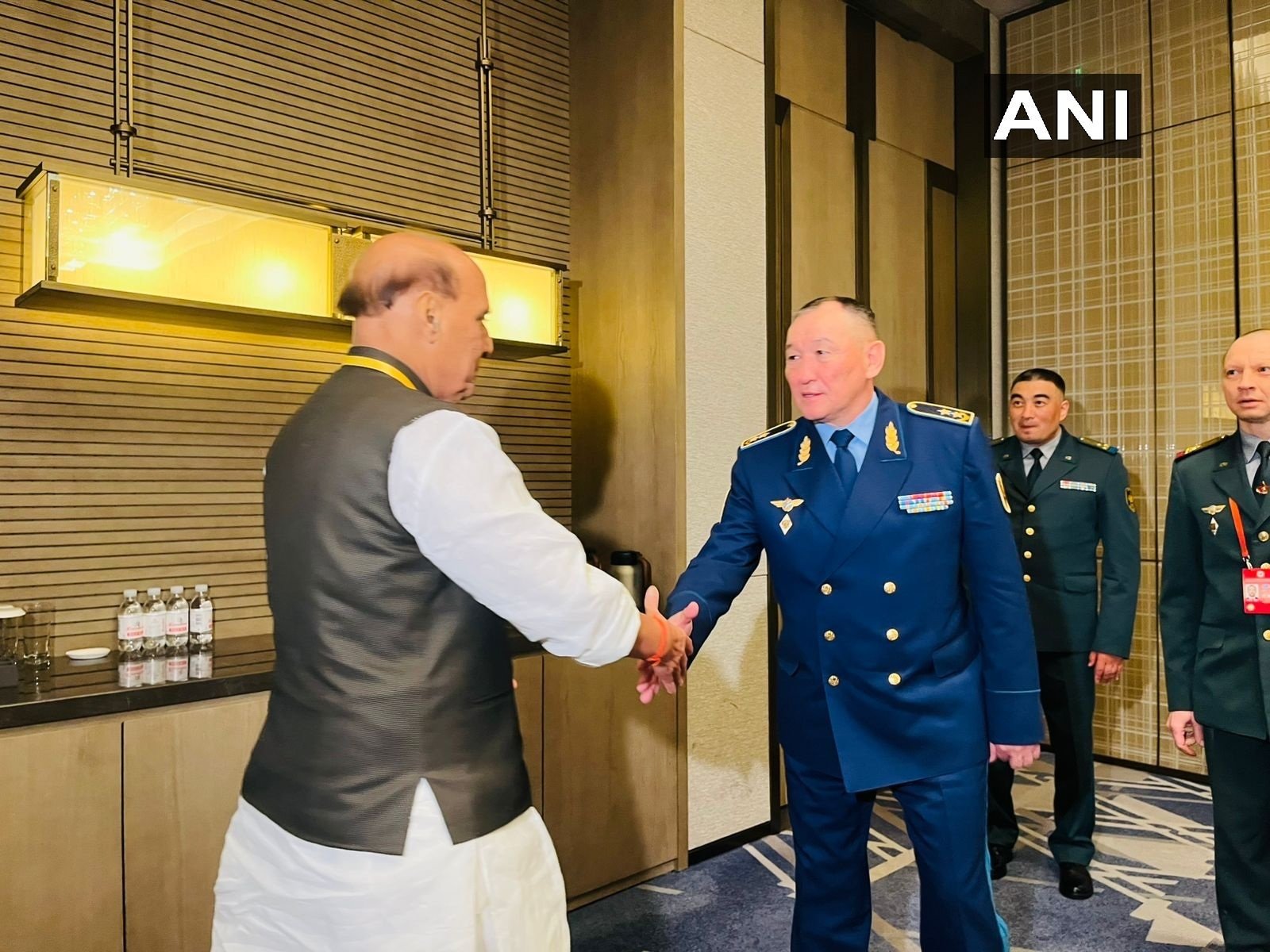 रक्षा मंत्री राजनाथ सिंह ने चीन के SCO बैठक में कजाकिस्तान के रक्षा मंत्री से की मुलाकात 1 e1e7c00c dec8 4d54 ae66 b5c2672cca7f रक्षा मंत्री राजनाथ सिंह ने चीन के SCO बैठक में कजाकिस्तान के रक्षा मंत्री से की मुलाकात