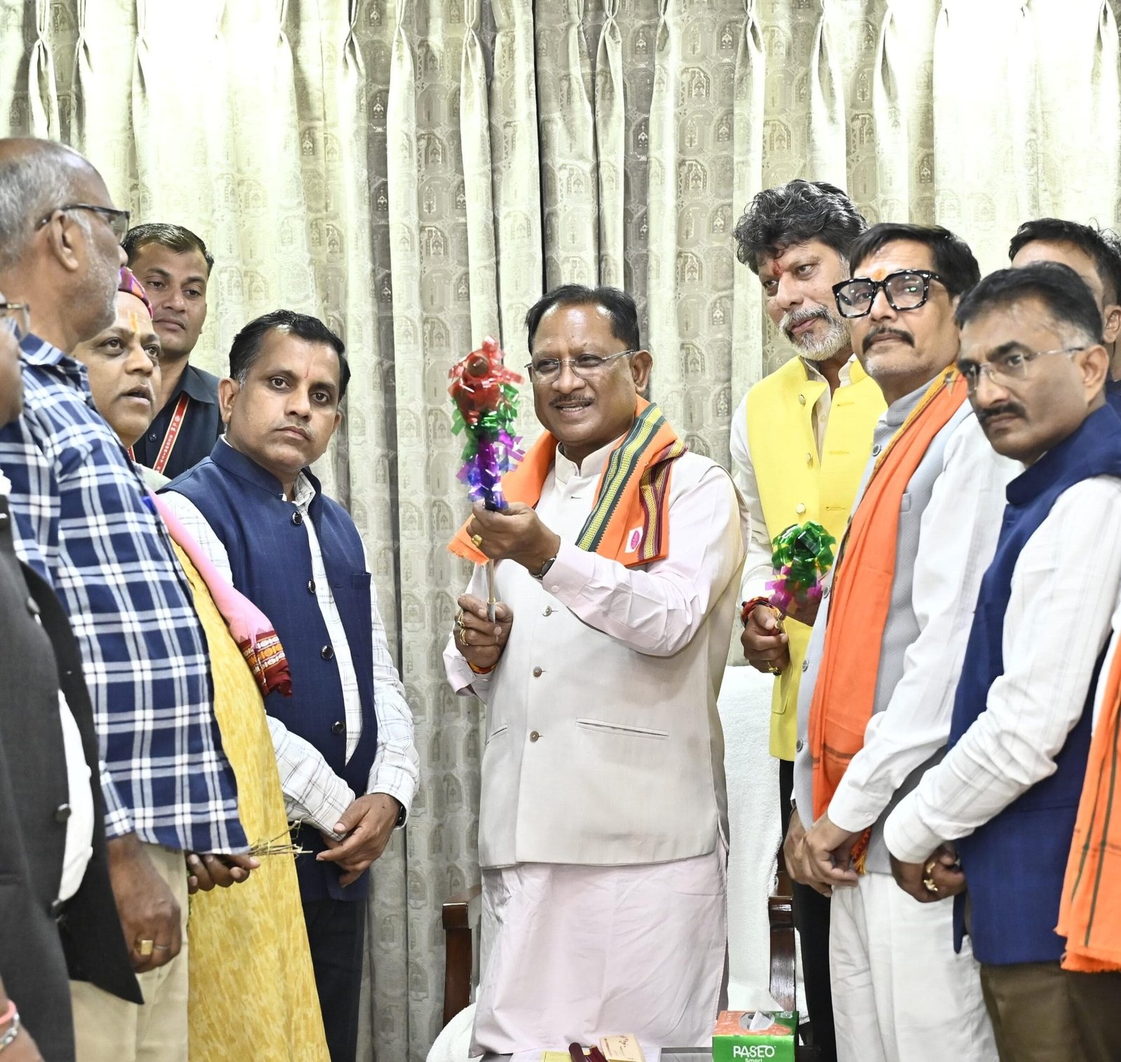 मुख्यमंत्री विष्णु देव साय को बस्तर के ऐतिहासिक ‘गोंचा महापर्व’ का आमंत्रण : ‘तुपकी’ भेंट कर किया गया सम्मान 1 f50233e9 0be2 4303 9823 33303cc197b4 scaled मुख्यमंत्री विष्णु देव साय को बस्तर के ऐतिहासिक ‘गोंचा महापर्व’ का आमंत्रण : ‘तुपकी’ भेंट कर किया गया सम्मान