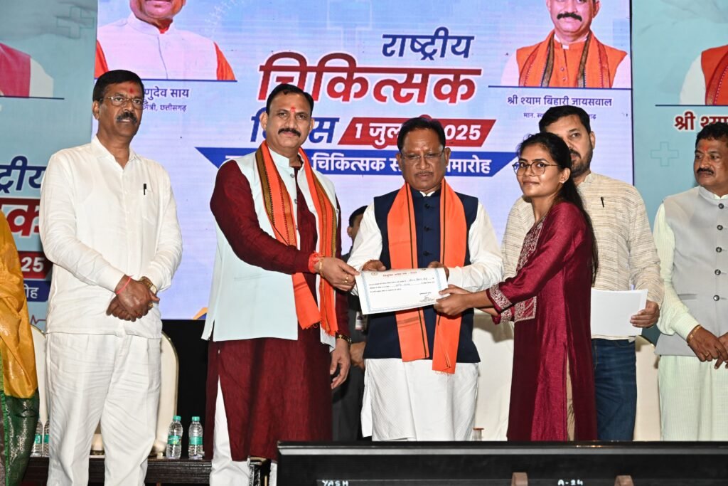 राष्ट्रीय चिकित्सक दिवस पर मुख्यमंत्री साय ने कोविड महामारी में दिवंगत 14 चिकित्सकों के परिजनों का किया सम्मान 3 1004275044 राष्ट्रीय चिकित्सक दिवस पर मुख्यमंत्री साय ने कोविड महामारी में दिवंगत 14 चिकित्सकों के परिजनों का किया सम्मान