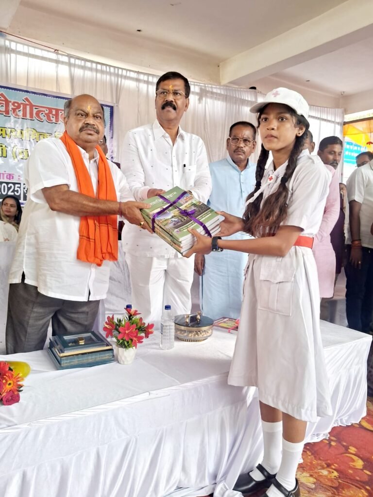 1004325820 शालाप्रवेशउत्सव में पहुंचे विधायक, रंगारंग कार्यक्रम के साथ बच्चों का हुआ प्रवेश