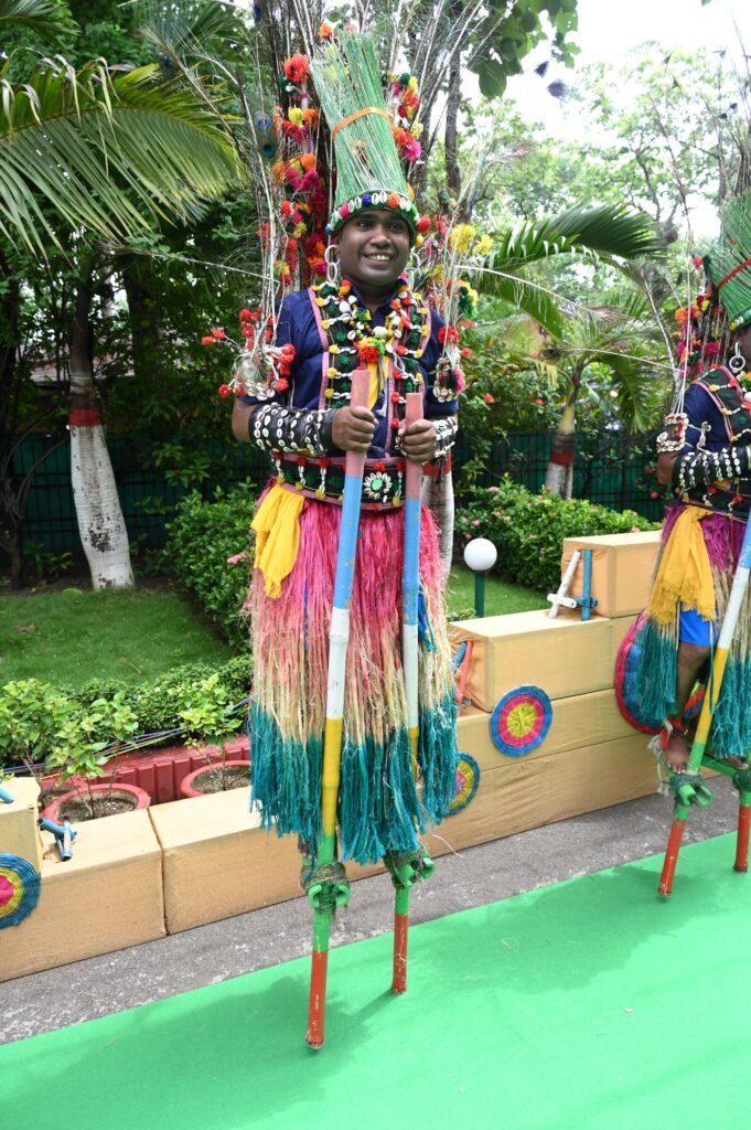 1004551412 मुख्यमंत्री निवास में हरेली उत्सव: पारंपरिक लोक यंत्रों के साथ सुंदर नाचा का हो रहा आयोजन