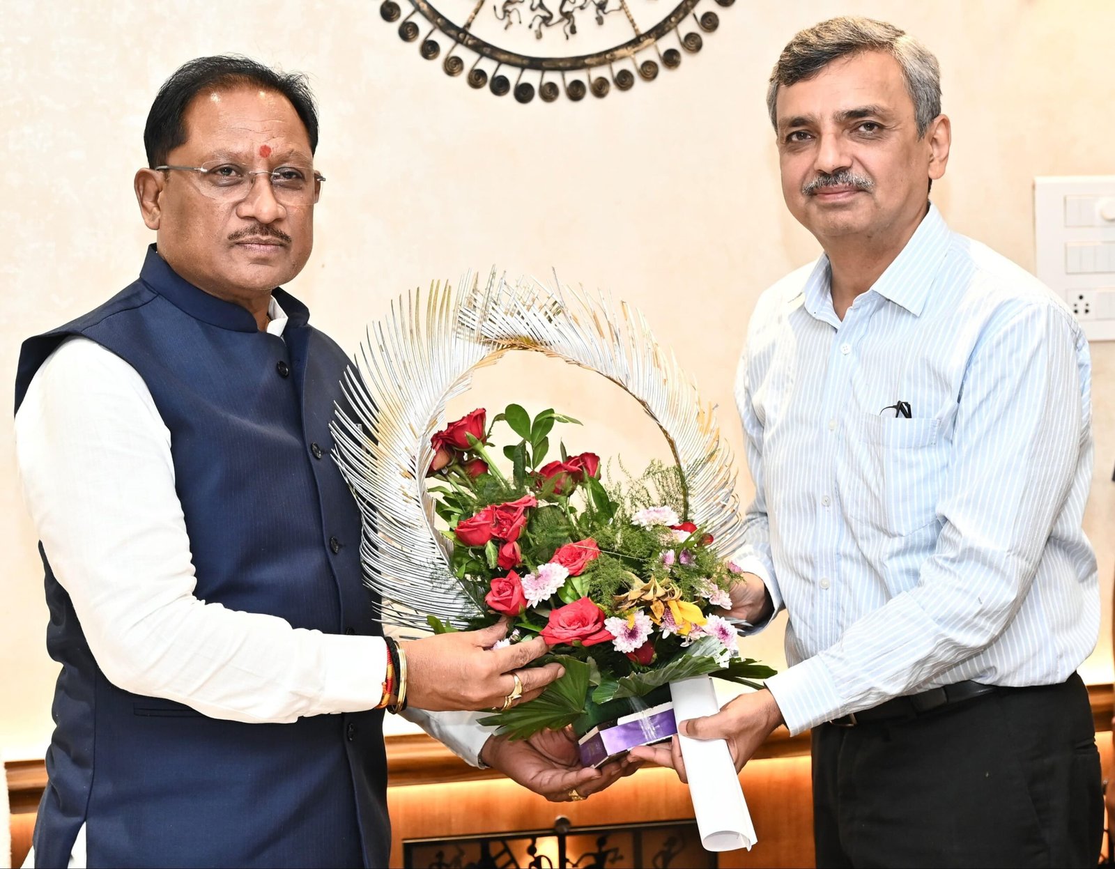 मुख्यमंत्री साय से भारत सरकार में भूमि संसाधन सचिव ने की सौजन्य भेंट 1 IMG 20250715 WA0549 scaled मुख्यमंत्री साय से भारत सरकार में भूमि संसाधन सचिव ने की सौजन्य भेंट