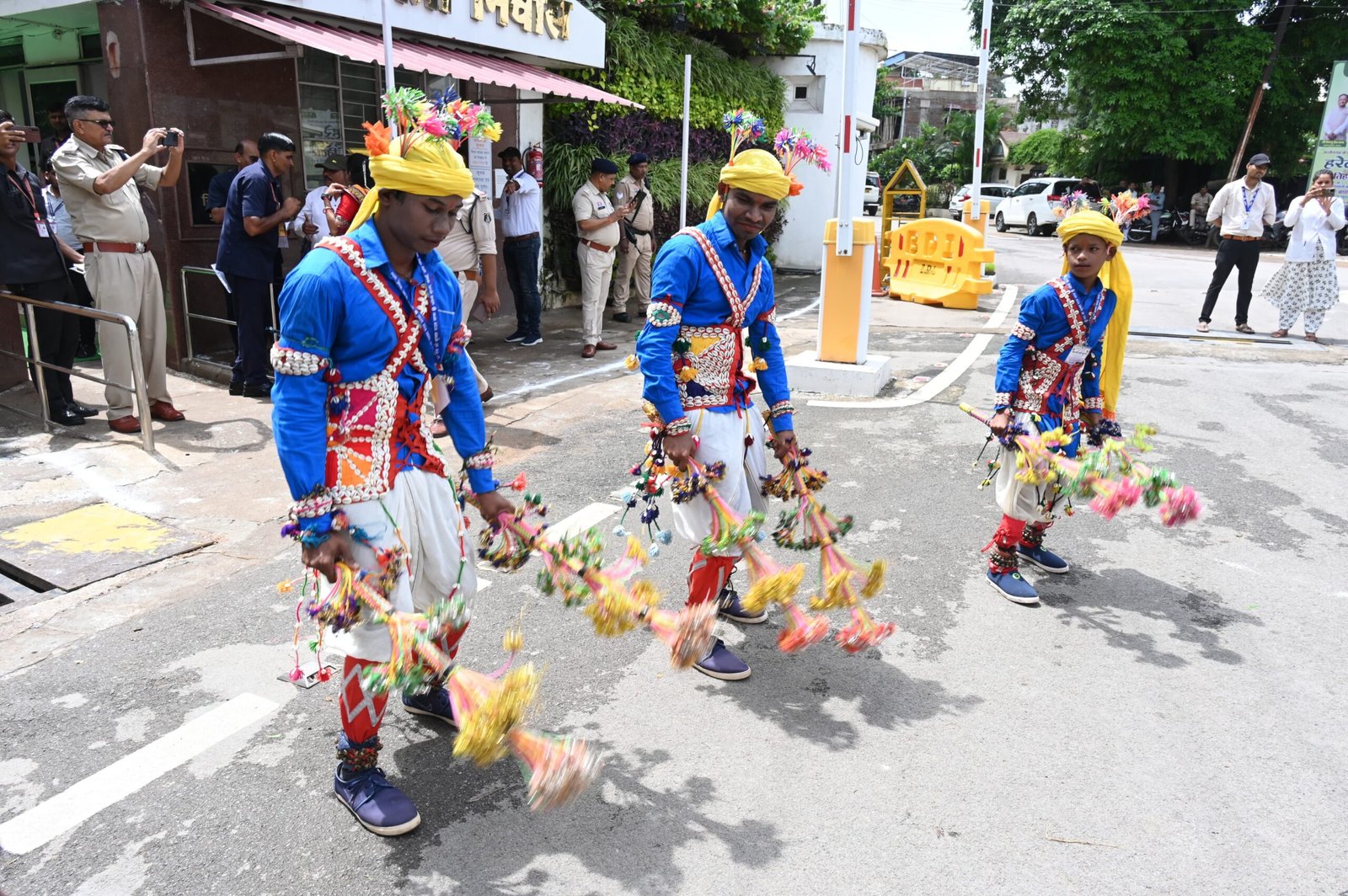 IMG 20250724 WA0685 scaled मुख्यमंत्री निवास में हरेली उत्सव: पारंपरिक लोक यंत्रों के साथ सुंदर नाचा का हो रहा आयोजन