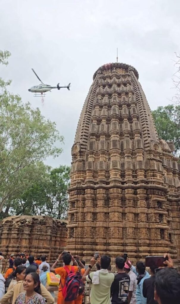 हर-हर महादेव से गूंज उठा भोरमदेव: मुख्यमंत्री विष्णुदेव साय ने हेलीकॉप्टर से पुष्पवर्षा कर हजारों कांवड़ियों का किया भव्य स्वागत 4 b70c8046 fc59 4a53 8d32 2827f815bf6a हर-हर महादेव से गूंज उठा भोरमदेव: मुख्यमंत्री विष्णुदेव साय ने हेलीकॉप्टर से पुष्पवर्षा कर हजारों कांवड़ियों का किया भव्य स्वागत