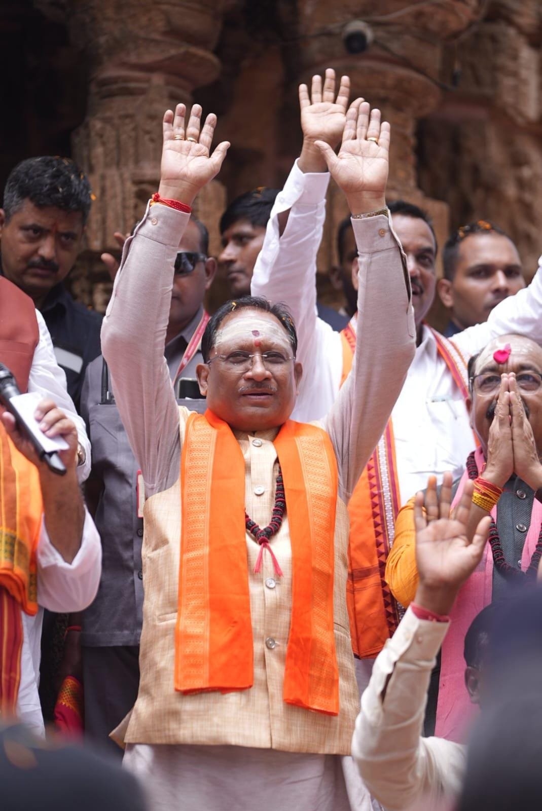 हर-हर महादेव से गूंज उठा भोरमदेव: मुख्यमंत्री विष्णुदेव साय ने हेलीकॉप्टर से पुष्पवर्षा कर हजारों कांवड़ियों का किया भव्य स्वागत 1 dd21c232 9b84 43ce 895f 3e7df0f40df3 हर-हर महादेव से गूंज उठा भोरमदेव: मुख्यमंत्री विष्णुदेव साय ने हेलीकॉप्टर से पुष्पवर्षा कर हजारों कांवड़ियों का किया भव्य स्वागत