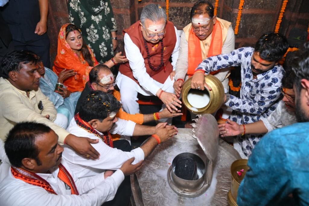 हर-हर महादेव से गूंज उठा भोरमदेव: मुख्यमंत्री विष्णुदेव साय ने हेलीकॉप्टर से पुष्पवर्षा कर हजारों कांवड़ियों का किया भव्य स्वागत 2 e78e781a 3f6f 4fc2 88d0 142cd1c2458a हर-हर महादेव से गूंज उठा भोरमदेव: मुख्यमंत्री विष्णुदेव साय ने हेलीकॉप्टर से पुष्पवर्षा कर हजारों कांवड़ियों का किया भव्य स्वागत