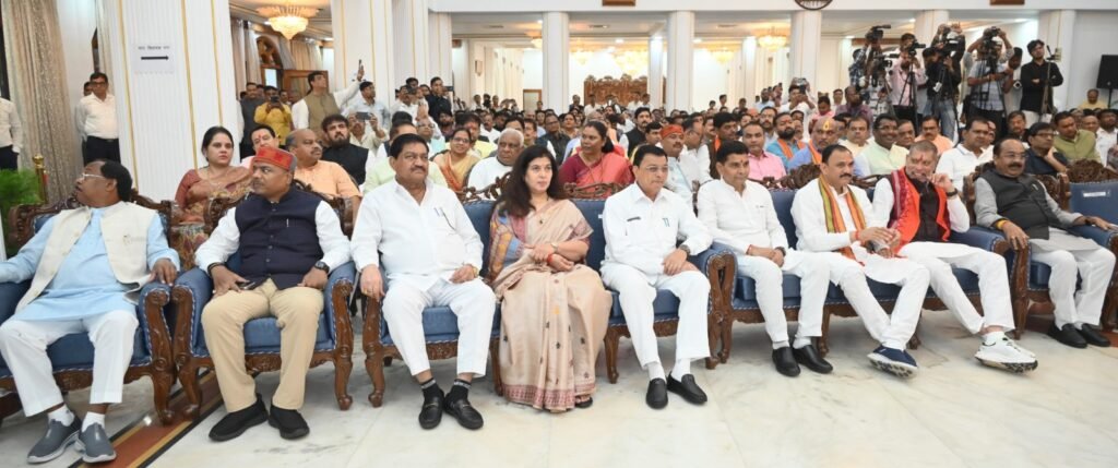 राजभवन में शपथ ग्रहण समारोह सम्पन्न,गजेन्द्र यादव,गुरू खुशवंत और राजेश अग्रवाल बने मंत्री 3 1004900189 राजभवन में शपथ ग्रहण समारोह सम्पन्न,गजेन्द्र यादव,गुरू खुशवंत और राजेश अग्रवाल बने मंत्री