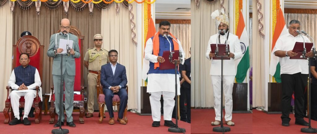 राजभवन में शपथ ग्रहण समारोह सम्पन्न,गजेन्द्र यादव,गुरू खुशवंत और राजेश अग्रवाल बने मंत्री 2 1004900190 राजभवन में शपथ ग्रहण समारोह सम्पन्न,गजेन्द्र यादव,गुरू खुशवंत और राजेश अग्रवाल बने मंत्री