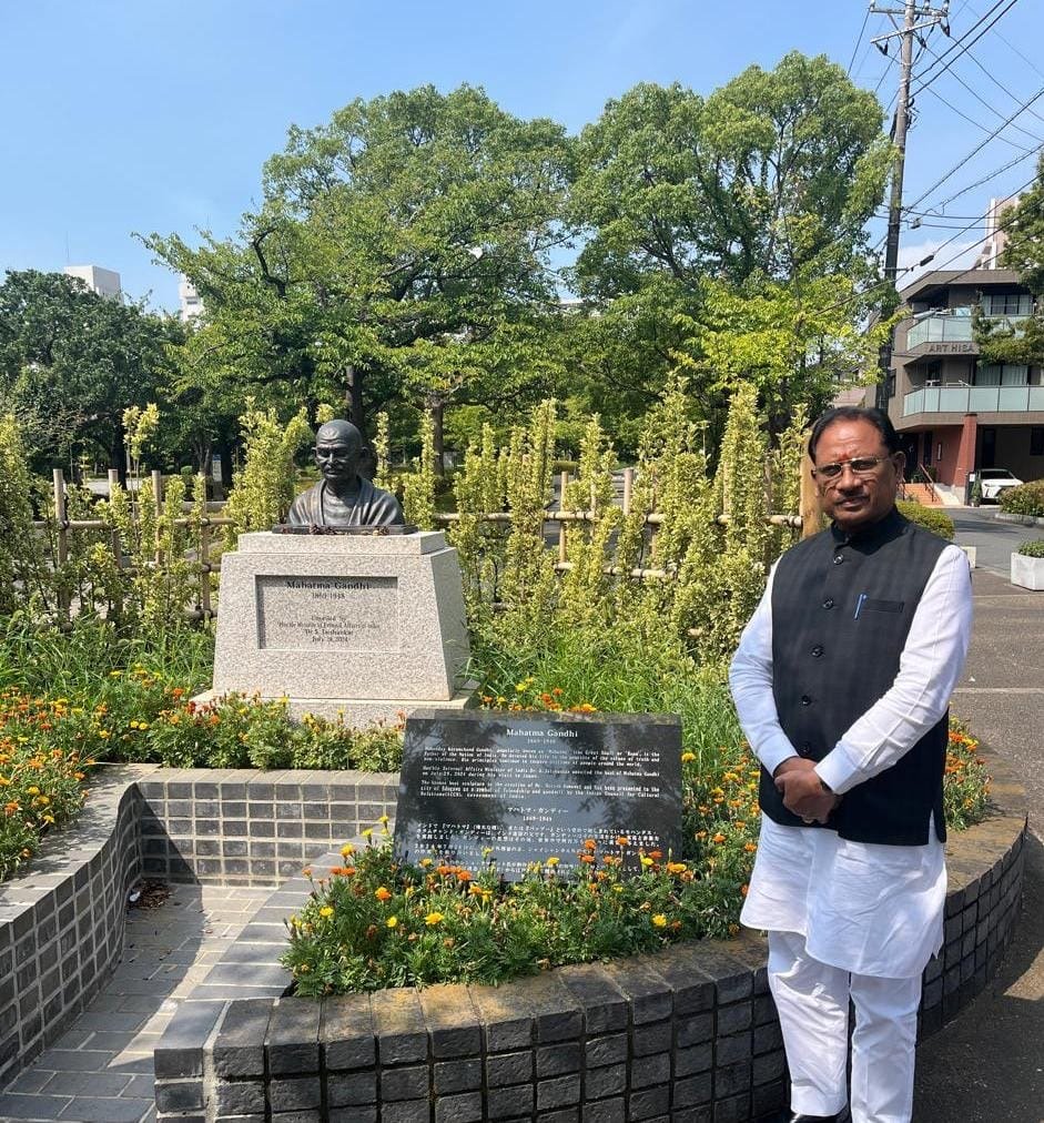 मुख्यमंत्री विष्णुदेव साय ने टोक्यो के ‘लिटिल इंडिया’ पहुँचकर महात्मा गांधी को किया नमन 1 5aee325f 8db2 45b1 9c80 32d98d2f7544 1 मुख्यमंत्री विष्णुदेव साय ने टोक्यो के ‘लिटिल इंडिया’ पहुँचकर महात्मा गांधी को किया नमन