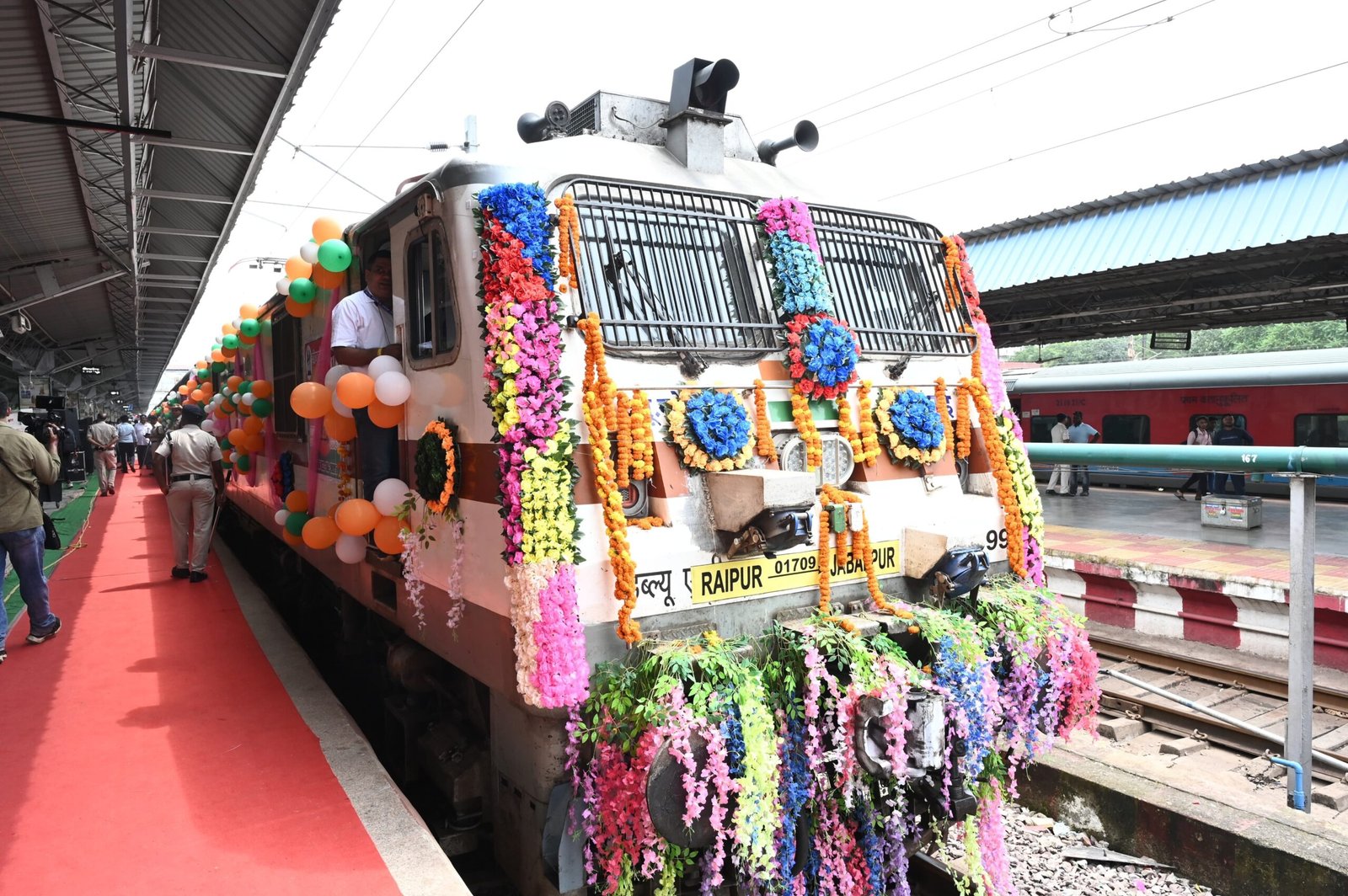 प्रधानमंत्री की विशेष पहल से बस्तर समेत प्रदेश भर में रेल सेवाओं का बढ़ा दायरा : मुख्यमंत्री साय 1 73f00615 48d2 4764 902f 22e48d77badf scaled प्रधानमंत्री की विशेष पहल से बस्तर समेत प्रदेश भर में रेल सेवाओं का बढ़ा दायरा : मुख्यमंत्री साय