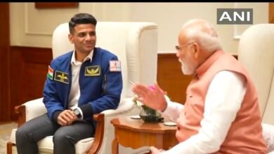IMG 20250819 121204 कैप्टन शुभांशु शुक्ला से प्रधानमंत्री नरेंद्र मोदी ने की मुलाकात,पीएम ने पूछे रोचक सवाल