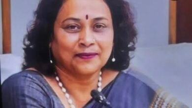 IMG 20250822 120544 डीईओ के ट्रांसफर पर शिक्षकों ने फोड़े पटाखे, बांटी मिठाई,जानिए मामला
