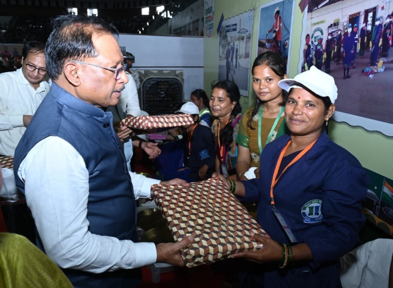 स्वच्छता में छत्तीसगढ़ को राष्ट्रीय स्तर पर प्रतिष्ठित करने में स्वच्छता दीदियों का योगदान, मुख्यमंत्री एवं उप मुख्यमंत्री ने पैर पखारकर किया उनका सम्मान 1 d0f28934 42f9 49e5 a1aa 25a90c353f85 स्वच्छता में छत्तीसगढ़ को राष्ट्रीय स्तर पर प्रतिष्ठित करने में स्वच्छता दीदियों का योगदान, मुख्यमंत्री एवं उप मुख्यमंत्री ने पैर पखारकर किया उनका सम्मान