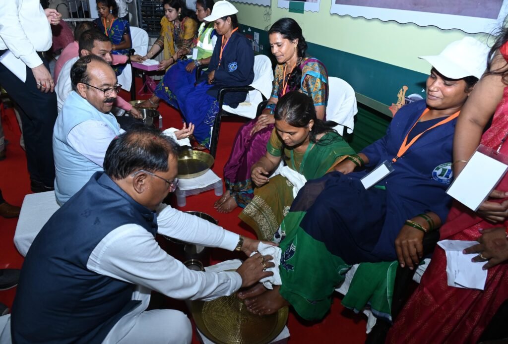 स्वच्छता में छत्तीसगढ़ को राष्ट्रीय स्तर पर प्रतिष्ठित करने में स्वच्छता दीदियों का योगदान, मुख्यमंत्री एवं उप मुख्यमंत्री ने पैर पखारकर किया उनका सम्मान 2 ec58f03a 10f2 467b 997d ce10a60c75dd स्वच्छता में छत्तीसगढ़ को राष्ट्रीय स्तर पर प्रतिष्ठित करने में स्वच्छता दीदियों का योगदान, मुख्यमंत्री एवं उप मुख्यमंत्री ने पैर पखारकर किया उनका सम्मान