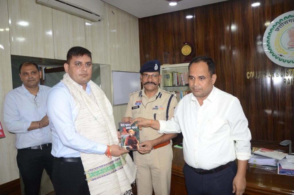 बेबीलोन टावर में हुई अग्नि दुर्घटना में साहस दिखाने वाले योद्धा का कलेक्टर , एस पी ने किया सम्मान 2 1005094261 बेबीलोन टावर में हुई अग्नि दुर्घटना में साहस दिखाने वाले योद्धा का कलेक्टर , एस पी ने किया सम्मान