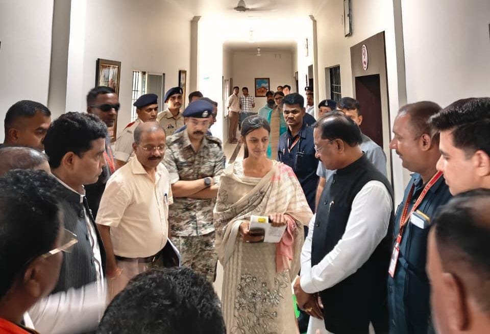 बाढ़ में बही पुस्तकें, टेबलेट भी हुआ खराब, पर नहीं रुकेगी पूनम की प्रतियोगी परीक्षा की तैयारी 1 IMG 20250901 WA0696 बाढ़ में बही पुस्तकें, टेबलेट भी हुआ खराब, पर नहीं रुकेगी पूनम की प्रतियोगी परीक्षा की तैयारी