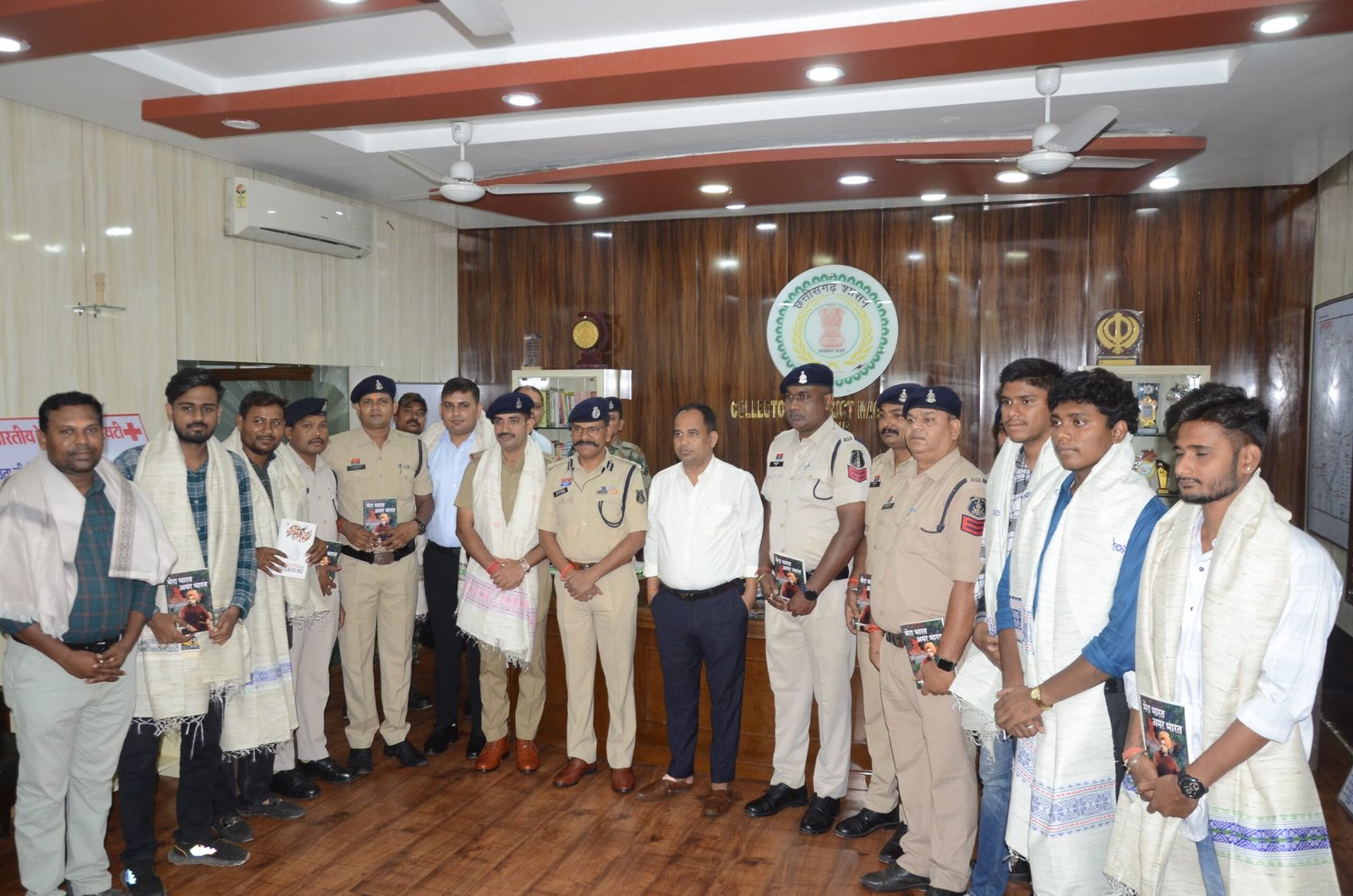 बेबीलोन टावर में हुई अग्नि दुर्घटना में साहस दिखाने वाले योद्धा का कलेक्टर , एस पी ने किया सम्मान 1 IMG 20250903 WA1225 scaled बेबीलोन टावर में हुई अग्नि दुर्घटना में साहस दिखाने वाले योद्धा का कलेक्टर , एस पी ने किया सम्मान