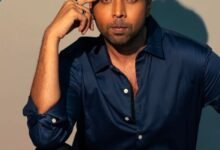 IMG 20250910 WA0393 20 साल बाद थिएटर में वापसी करेंगे , जना उर्फ अभिषेक बैनर्जी, व्यंग्यात्मक शो "तू क्या है" से करेंगे वापसी