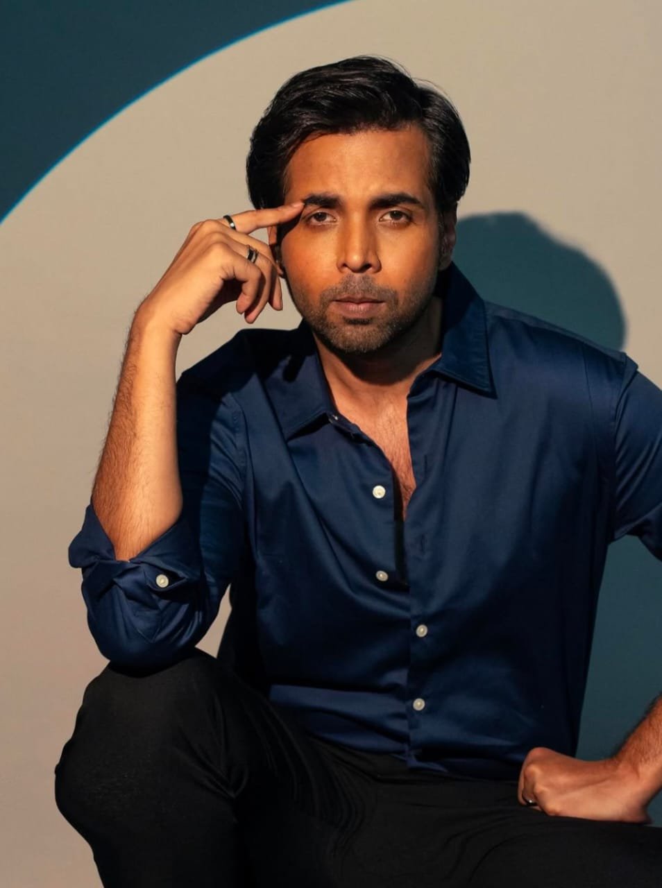 IMG 20250910 WA0393 20 साल बाद थिएटर में वापसी करेंगे , जना उर्फ अभिषेक बैनर्जी, व्यंग्यात्मक शो "तू क्या है" से करेंगे वापसी