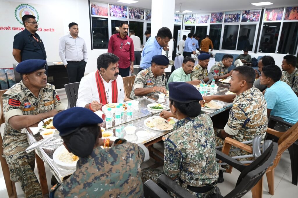 1005645159 उपमुख्यमंत्री ने नक्सल मोर्चे पर वीरता दिखाने वाले जवानों के साथ किया रात्रि भोज