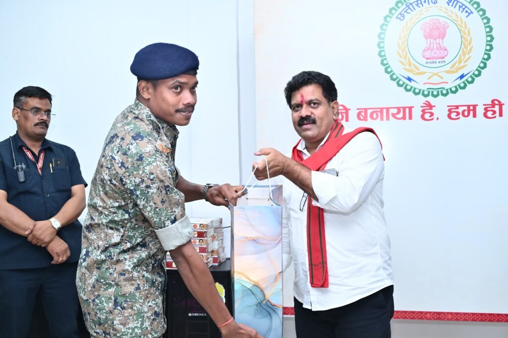 1005645161 उपमुख्यमंत्री ने नक्सल मोर्चे पर वीरता दिखाने वाले जवानों के साथ किया रात्रि भोज